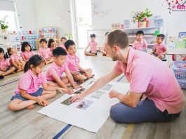 giáo viên tại trường Sakura