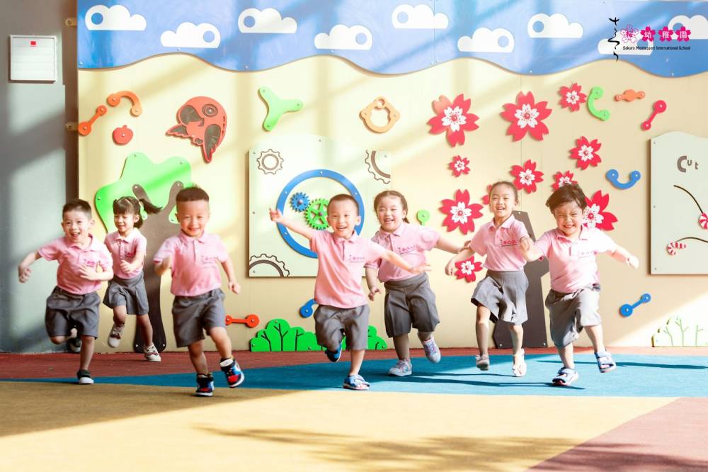 Trẻ vừa học vừa chơi cùng với việc ghi nhớ từ vựng (Ảnh: Nguồn Sakura Montessori)