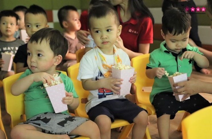 các bé Sakura Montessori học tiếng Anh qua phim hoạt hình
