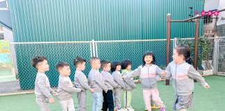 có nên cho trẻ đi học sớm