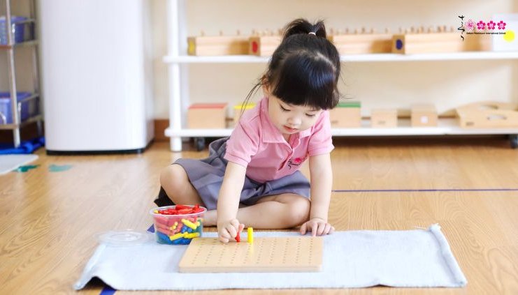 có nên cho trẻ đi học sớm