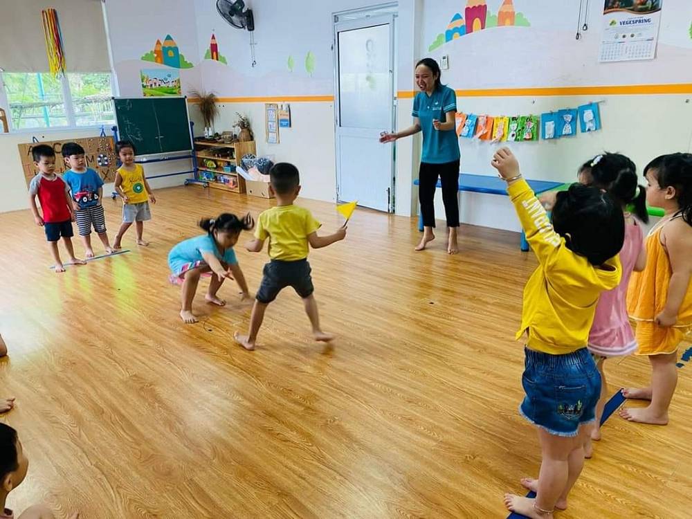 Trẻ hào hứng tham gia trò chơi cướp cờ