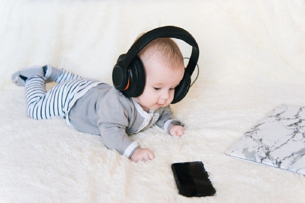 Cho bé nghe nhạc sớm để tăng cảm xúc, phản xạ với âm thanh (Ảnh: Sưu tầm internet)