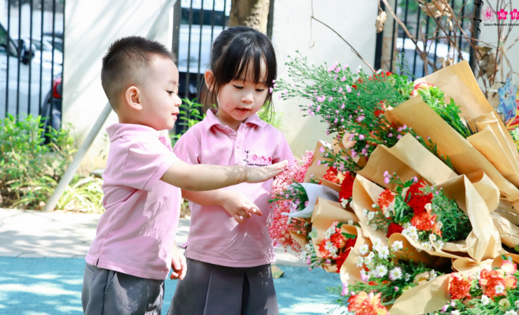 Trẻ phát triển thị giác trong giờ học ngoài trời