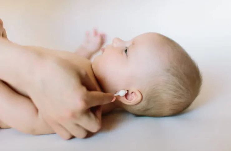 Lấy ráy tai cho bé 1 tuổi