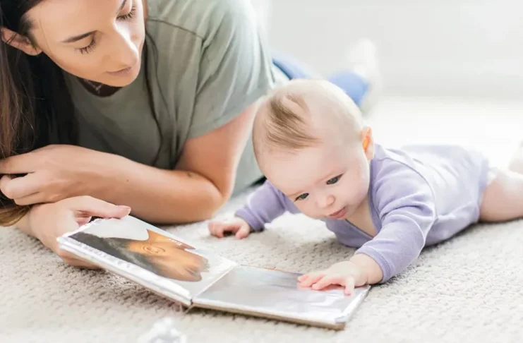 Cha mẹ nên kết hợp cả vận động thô và vận động tinh cho trẻ 12 tháng tuổi (Ảnh: sưu tầm internet).