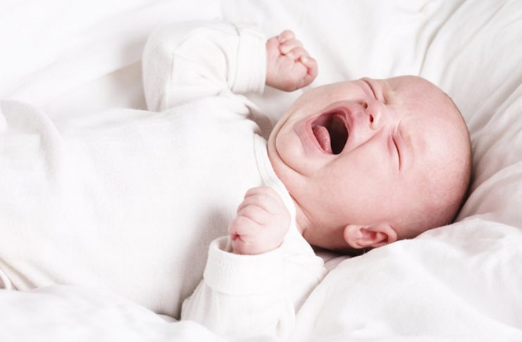 Khi bé la hét kèm dấu hiệu mệt mỏi, mẹ nên kiểm tra sức khỏe bé nhé.