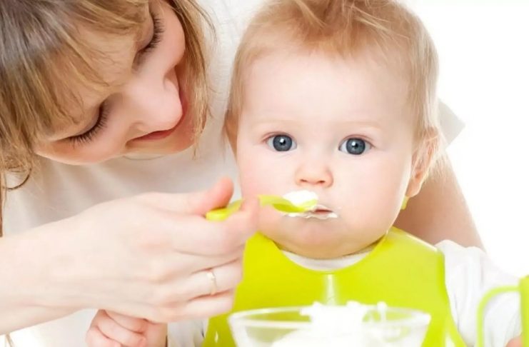 Ngậm thức ăn, không chịu nuốt, quay mặt đi khi thấy đồ ăn là những dấu hiệu biếng ăn dễ nhận thấy nhất.