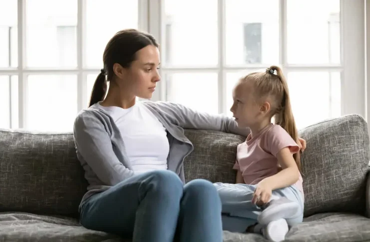 Làm gì khi trẻ đi học bị bạn đánh? Cách xử lý thông minh Việc đầu tiên phụ huynh cần giúp con ổn định tâm lý sau khi bị bắt nạt