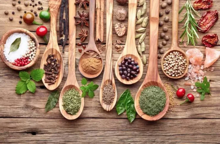 Việc thêm gia vị khi nấu ăn cho trẻ trên 1 tuổi giúp gia tăng thêm hương vị để trẻ thích thú hơn khi tới bữa ăn 