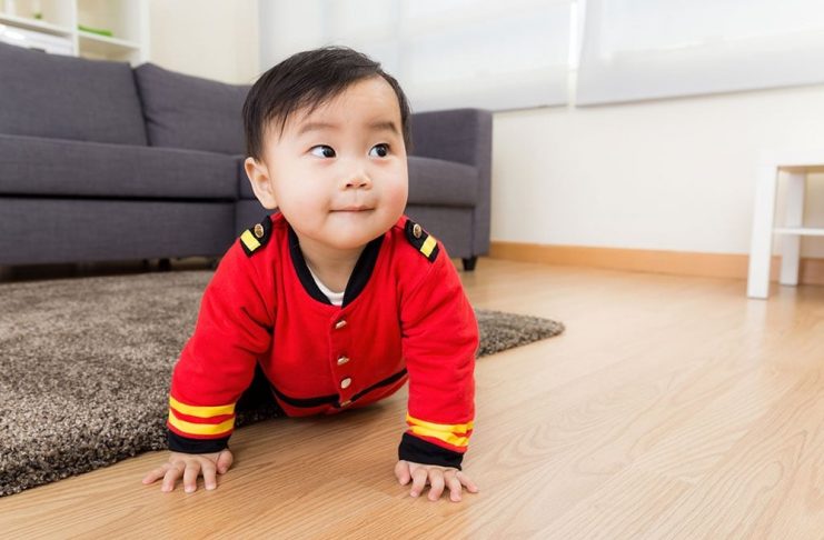 Hành vi đa dạng của trẻ 12 tháng tuổi – đáng yêu và đôi khi “khó hiểu”.