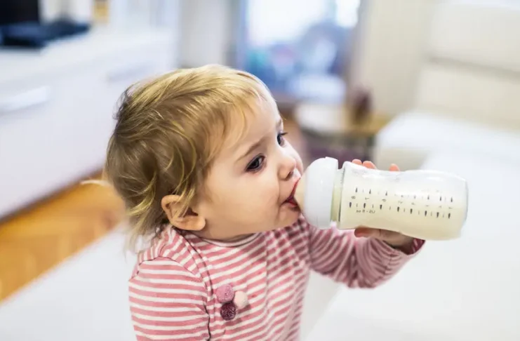 Trẻ 3 tuổi uống sữa mẹ có tốt không? 3 Lưu ý cần biết Sữa mẹ vẫn là nguồn dinh dưỡng quý giá cho trẻ 3 tuổi