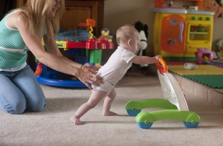 Dạy bé tập đi đúng cách: Cột mốc, dấu hiệu & Mẹo giúp con vững bước Xe tập đi dạng đẩy là ưu tiên hàng đầu (Ảnh: sưu tầm internet).