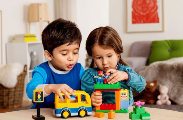 Top 10+ đồ chơi cho bé 1 tuổi phát triển trí tuệ & an toàn Đồ chơi kéo đẩy – người bạn đồng hành giúp bé tập đi và khám phá thế giới (Ảnh: sưu tầm internet).