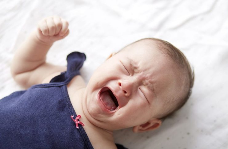 Em bé 8 tháng đang khóc, biểu hiện cảm xúc, lo lắng chia ly