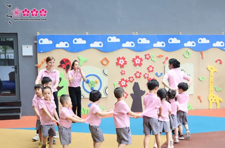 Bé 2 tuổi đang tò mò khám phá đồ vật hoặc tương tác vui vẻ với cha mẹ