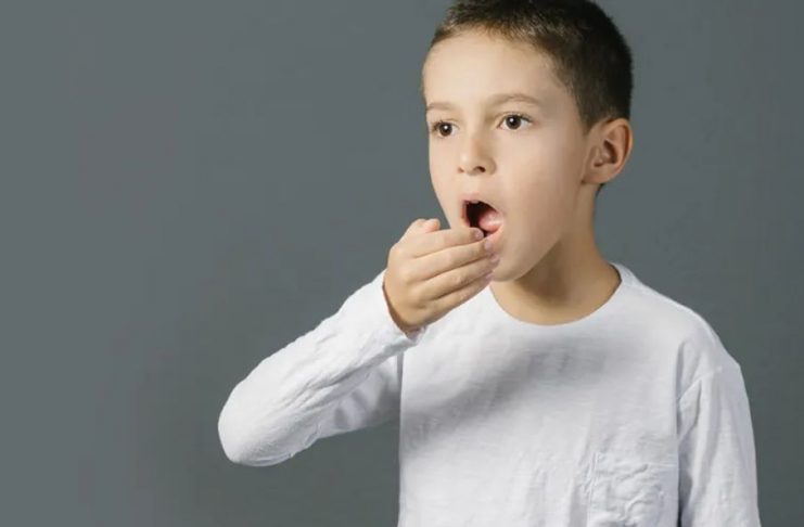 Bé 2 tuổi bị hôi miệng