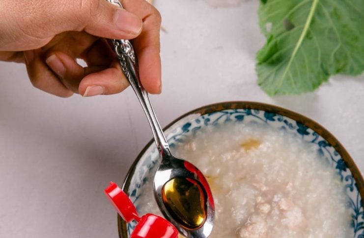 Bé 2 tuổi cần chế độ ăn riêng, hạn chế gia vị người lớn (Ảnh: sưu tầm internet).