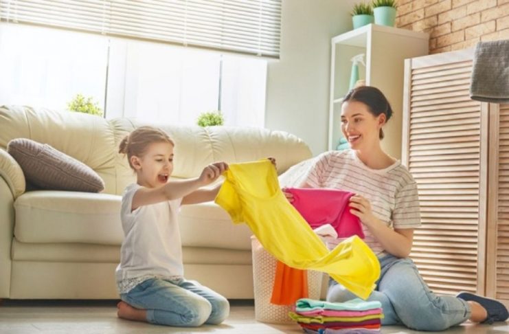 Cảm giác từ chất liệu vải hay nhãn mác có thể là nguyên nhân khiến bé khó chịu (Ảnh: sưu tầm internet).