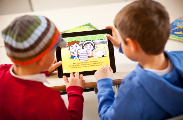 Bé thích thú học tiếng Anh qua các app giáo dục sớm phù hợp lứa tuổi (Ảnh: sưu tầm internet).