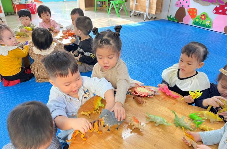 Bé 3 tuổi hứng thú khám phá thế giới qua các hoạt động trải nghiệm đa giác quan