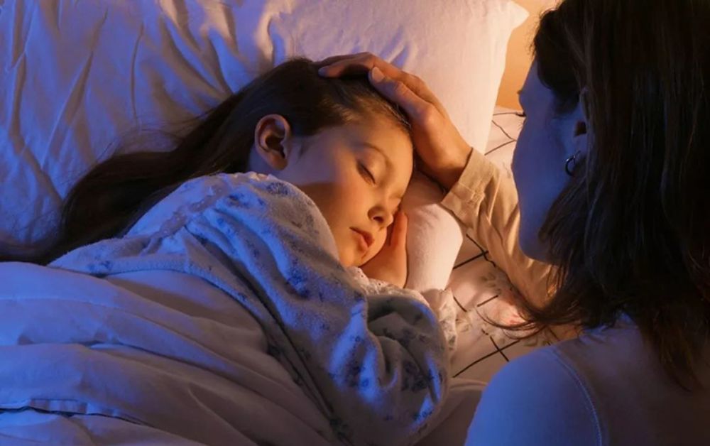 Tạo không gian ngủ tối và yên tĩnh giúp bé ngủ ngon