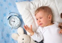 Trẻ 1 tuổi khóc đêm có thể là dấu hiệu sinh lý hoặc cảnh báo vấn đề sức khỏe nghiêm trọng