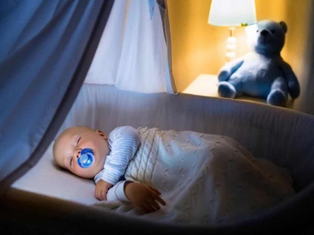 Tạo nghi thức ngủ đều đặn và môi trường yên tĩnh giúp bé ngủ sâu và không còn quấy khóc.