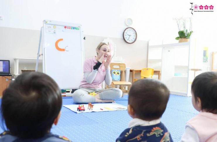 Trẻ 3 tuổi có sự phát triển ngôn ngữ vượt bậc với vốn từ phong phú và khả năng dùng câu