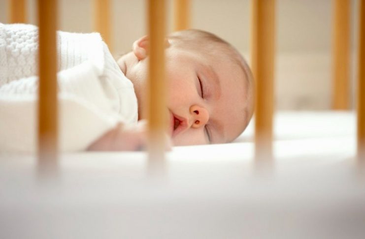 Bé 5 tháng có thể ngủ độc lập nếu luyện đúng cách