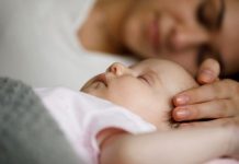 Trẻ 5 tháng ngủ hay lắc đầu có phải bất thường?