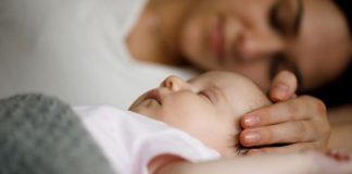 Trẻ 5 tháng ngủ hay lắc đầu có phải bất thường?