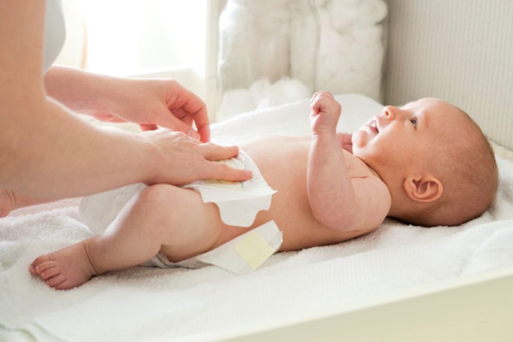 Theo dõi lượng sữa và số lần tè giúp đánh giá sức khỏe bé tại nhà