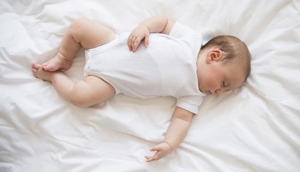 Trẻ 5 tháng biết tự xoay người và lựa chọn tư thế ngủ – biểu hiện bình thường theo từng giai đoạn phát triển