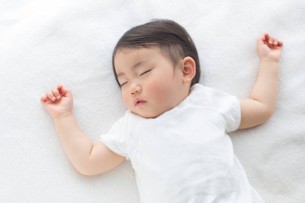 Nằm nghiêng cố định nhiều ngày có thể khiến bé bị méo đầu – cần theo dõi và can thiệp đúng lúc
