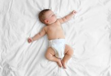 Nằm ngửa là tư thế ngủ an toàn nhất cho trẻ sơ sinh – giúp phòng tránh SIDS và hỗ trợ phát triển đầu – cổ đều đặn