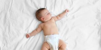 Nằm ngửa là tư thế ngủ an toàn nhất cho trẻ sơ sinh – giúp phòng tránh SIDS và hỗ trợ phát triển đầu – cổ đều đặn