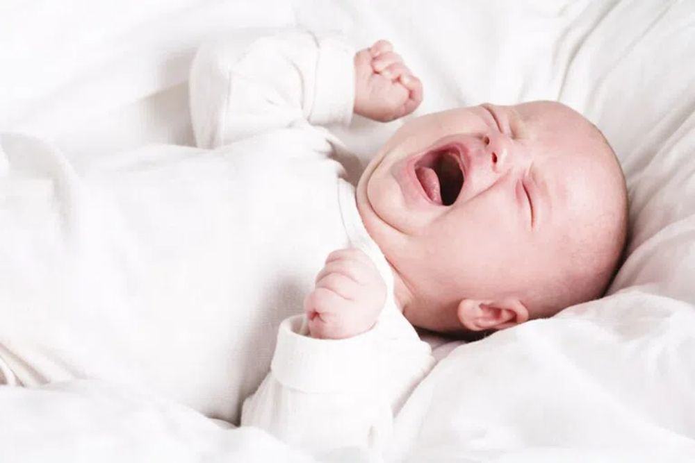 Sự vỗ về nhẹ nhàng và một môi trường ngủ yên tĩnh là chìa khóa giúp bé vượt qua những cơn khóc thét khi chuyển giấc
