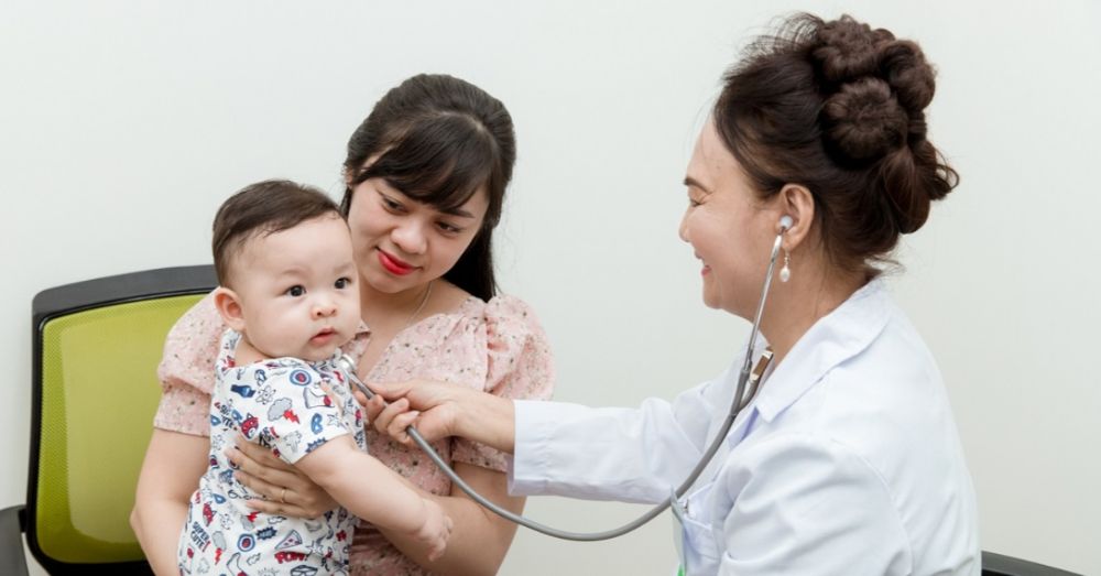 Chủ động đưa con đi khám khi có dấu hiệu bất thường là cách tốt nhất để bảo vệ sức khỏe và sự phát triển toàn diện của bé