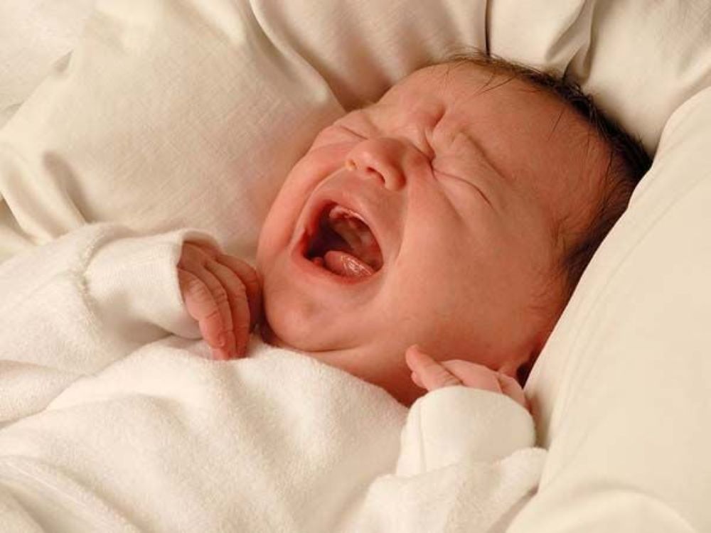 Cha mẹ cần theo dõi kỹ các biểu hiện đi kèm khi bé khóc