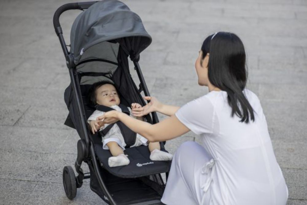 Với xe đẩy phù hợp, bé 5 tháng vẫn có thể vi vu an toàn cùng mẹ