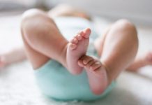 Hành vi vò chân là một bước phát triển vận động và khám phá cơ thể bình thường ở trẻ 5 tháng tuổi