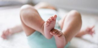 Hành vi vò chân là một bước phát triển vận động và khám phá cơ thể bình thường ở trẻ 5 tháng tuổi