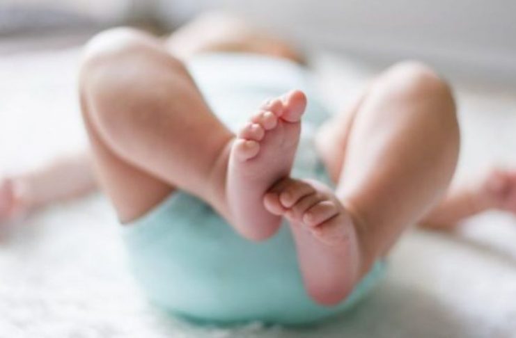 Trẻ 5 tháng hay vò chân: Khi nào cha mẹ cần lo? Hành vi vò chân là một bước phát triển vận động và khám phá cơ thể bình thường ở trẻ 5 tháng tuổi