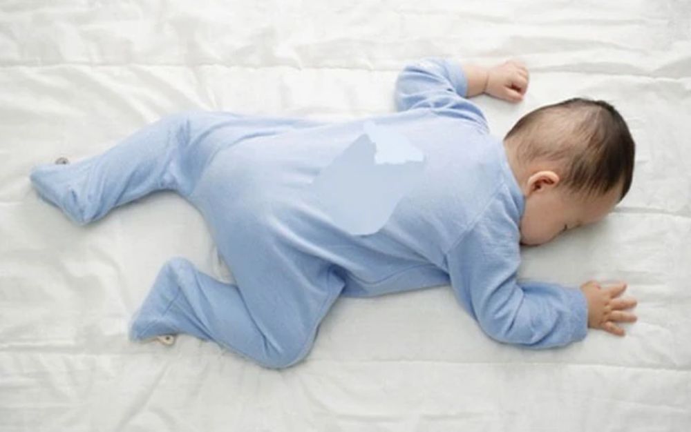 Khi nào cần lo lắng nếu bé nằm sấp ngủ?