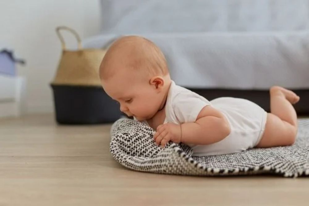 Tummy time khi có người giám sát là hoạt động cực kỳ bổ ích cho sự phát triển của trẻ