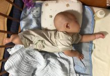 Hành vi ưỡn người là một phản xạ phổ biến ở trẻ nhỏ, có thể do sinh lý hoặc bệnh lý
