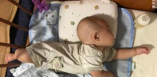 Hành vi ưỡn người là một phản xạ phổ biến ở trẻ nhỏ, có thể do sinh lý hoặc bệnh lý