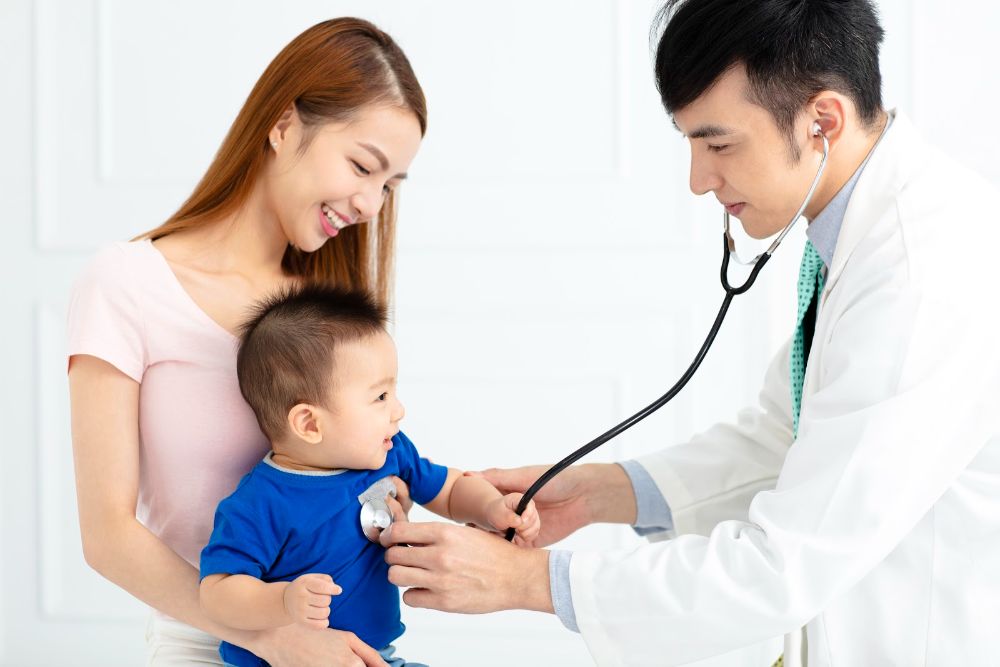 Đừng ngần ngại đưa bé đi khám nếu có các dấu hiệu bất thường đi kèm hành vi ưỡn người