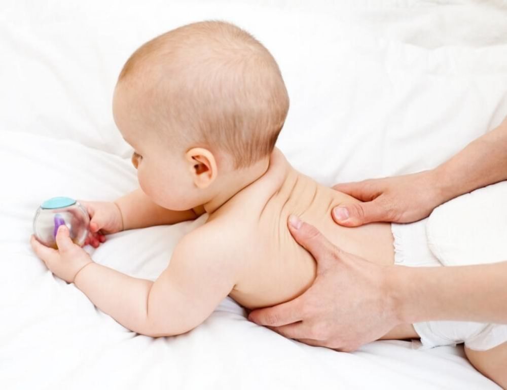 Chăm sóc đúng cách giúp bé thư giãn và giảm thiểu tình trạng ưỡn người do khó chịu